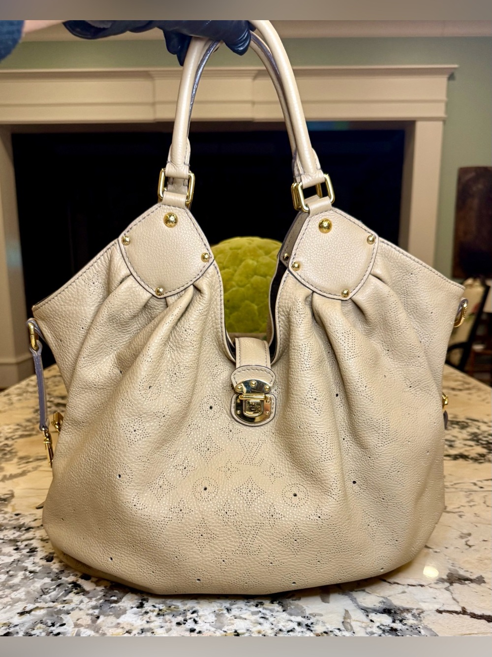 Pre loved Louis Vuitton Xl Hobo Mahina Leather in Biscuit